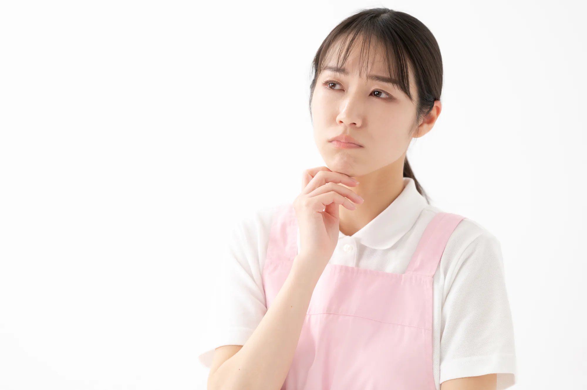 考える女性の介護師